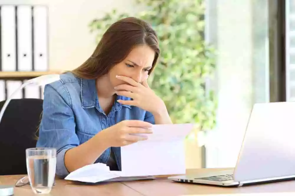 woman doing her taxes